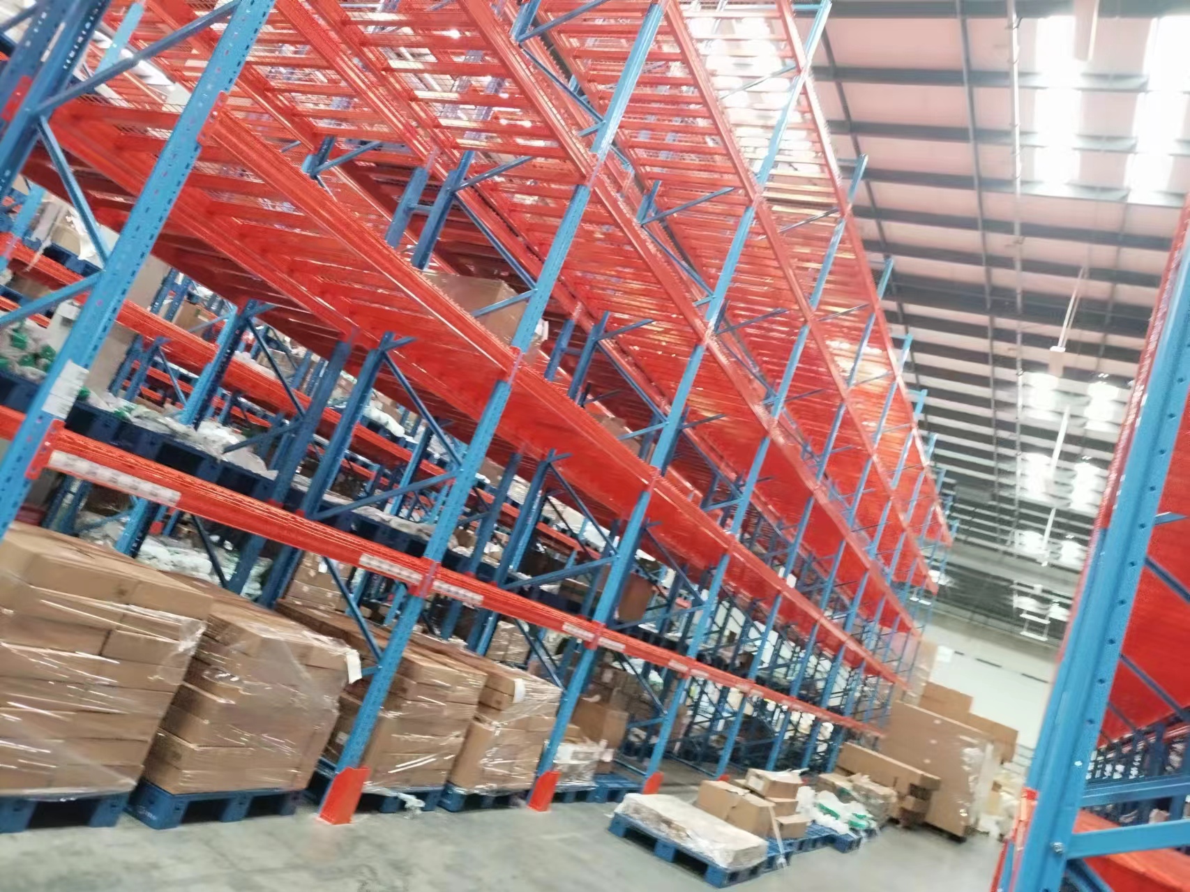 横梁式货架 ：高效仓储的 “空间魔法师”