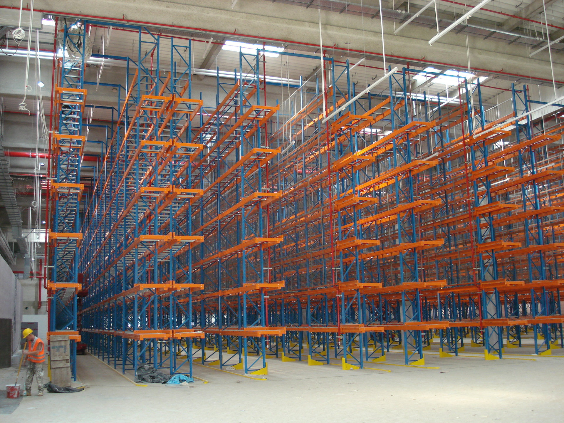 窄巷道货架：高密度仓储场景下的空间优化解决方案