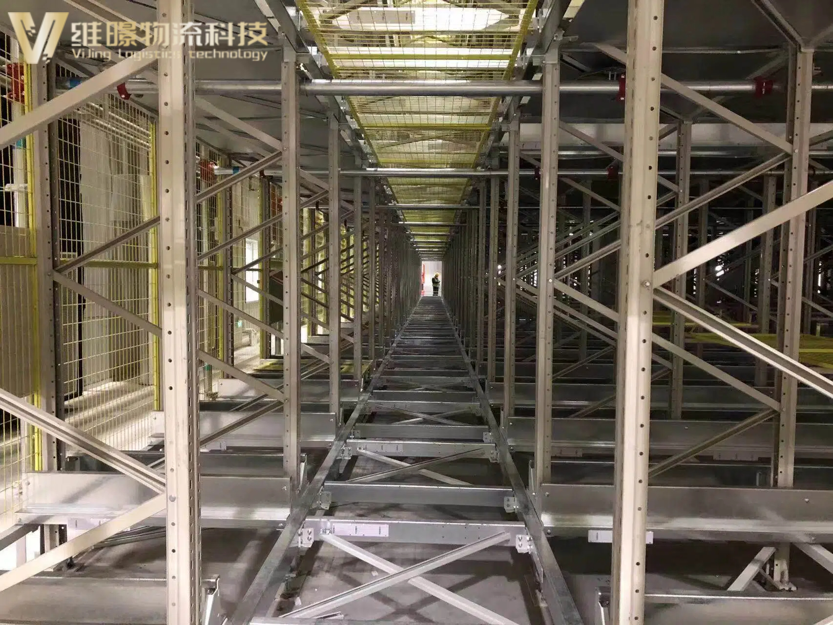 四向穿梭车自动化仓库：快消品行业的效率引擎